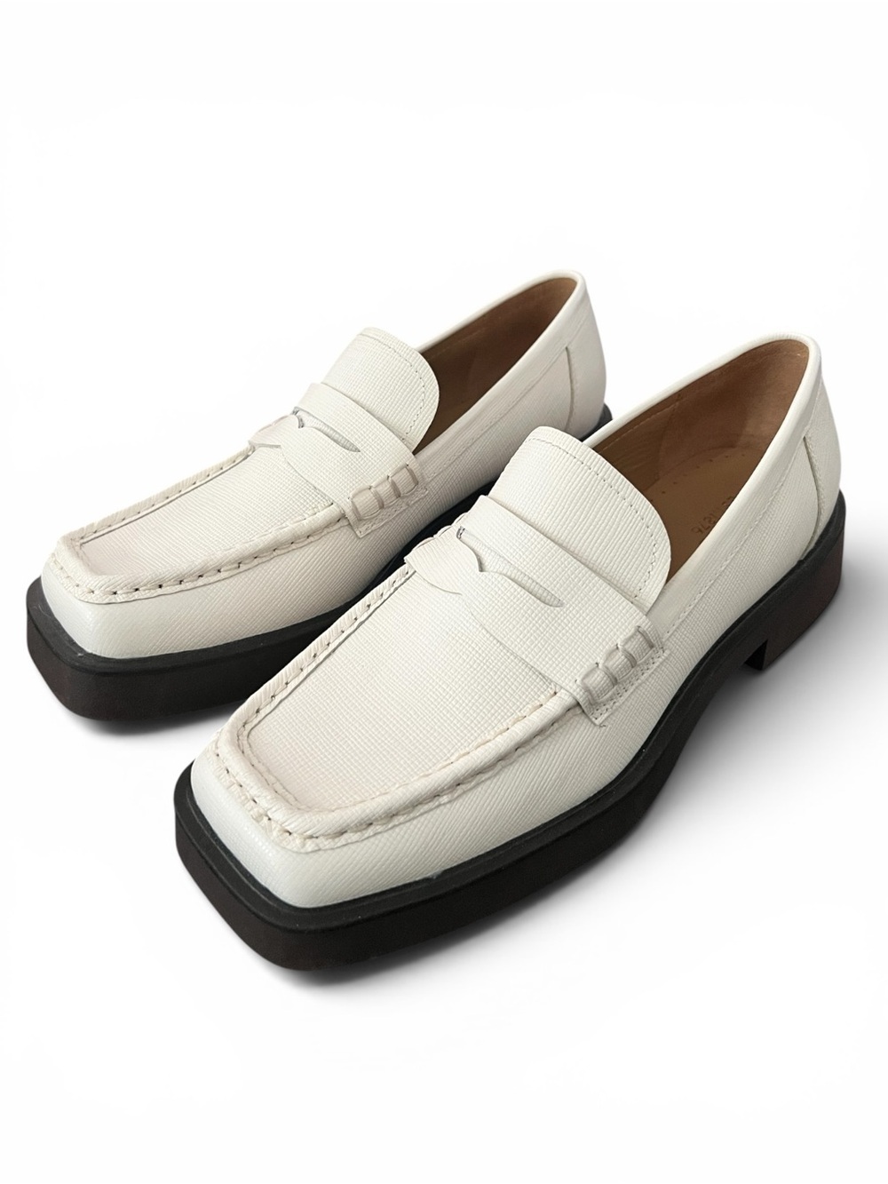 G.H. Bass Whitney Weejuns Penny Loafers Cream Textured Leather NWOB Women’s 8.5